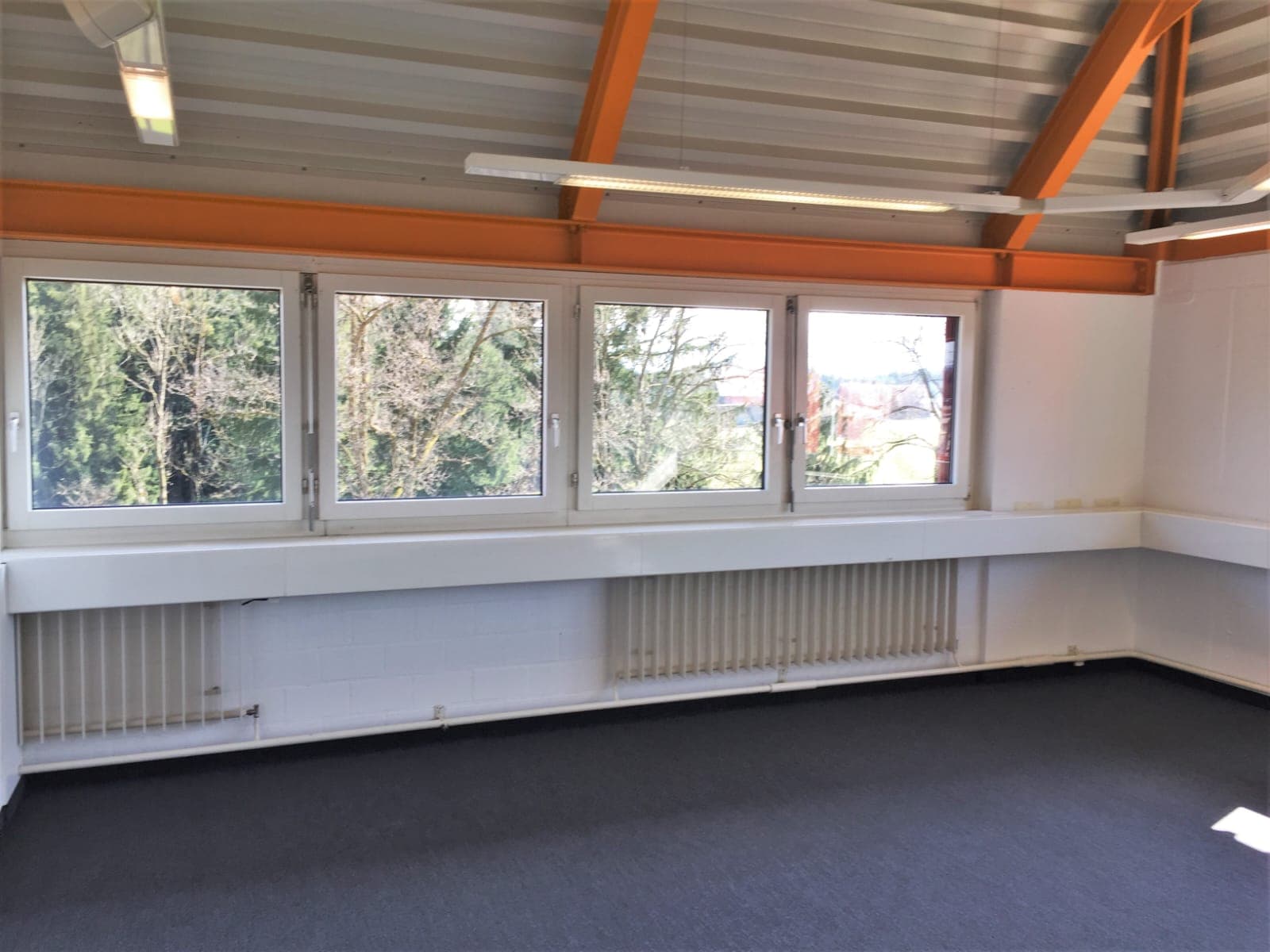 Offene Bürofläche mit Fensterfront in Rothenburg