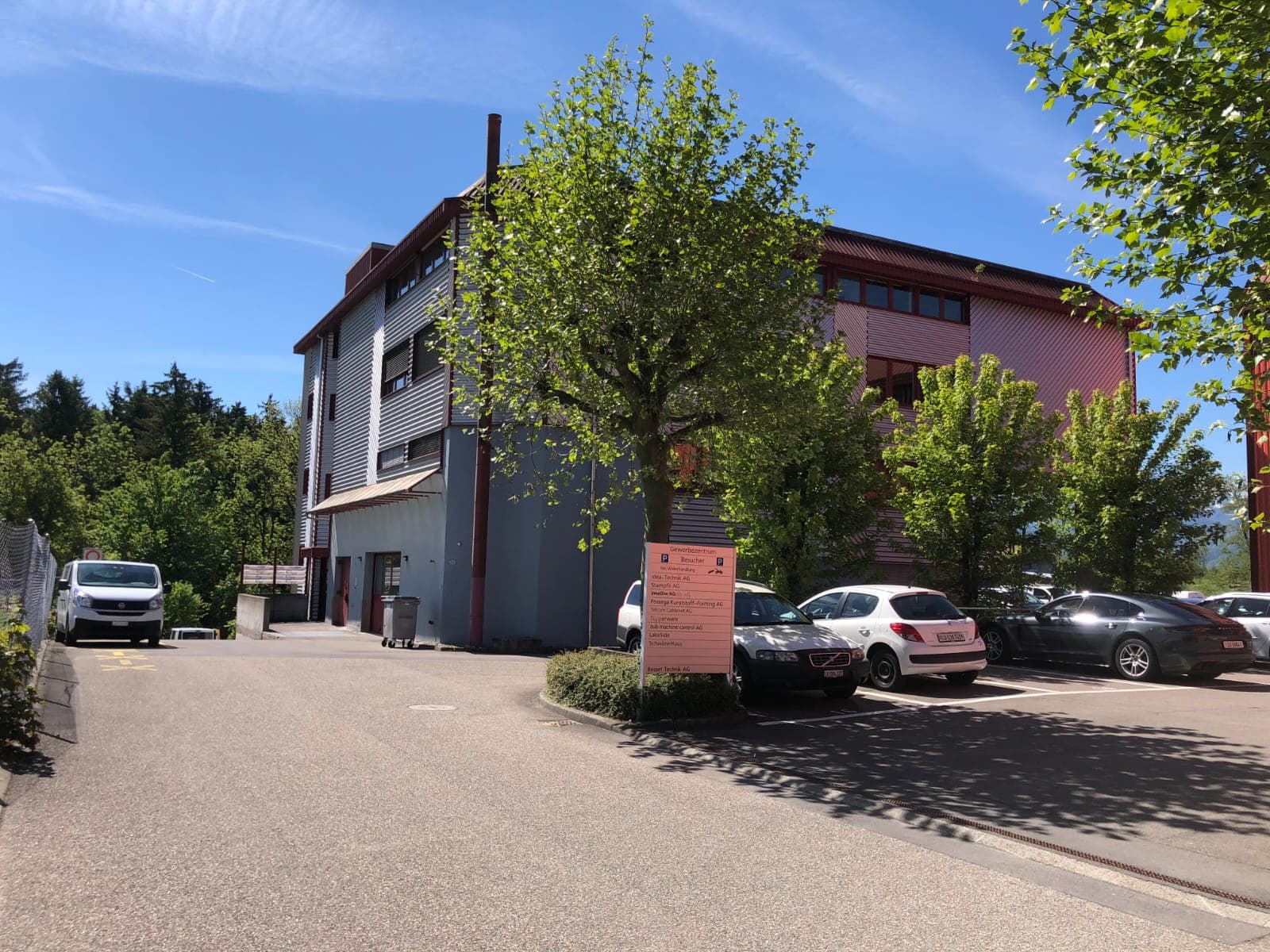 Aussenansicht des Büro- und Gewerbegebäudes an der Buzibachstrasse in Rothenburg
